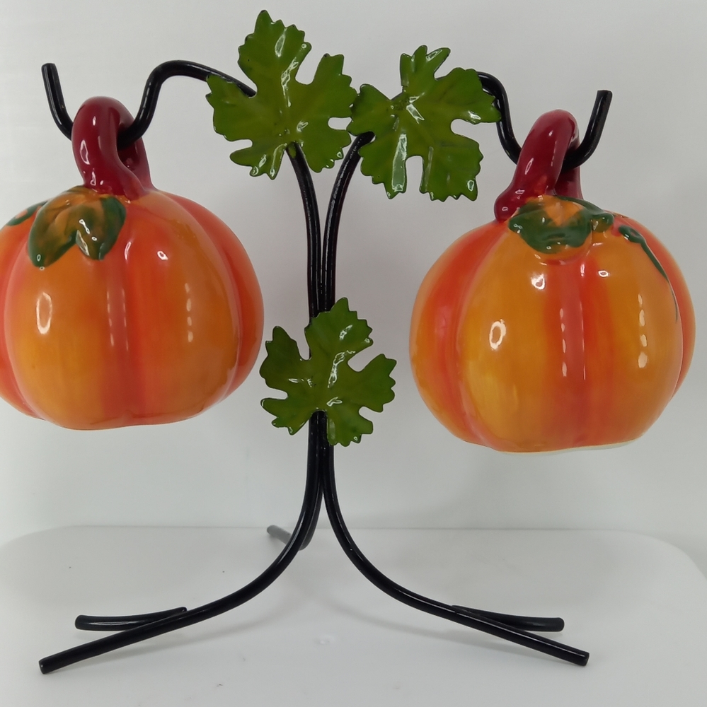 Adorable ceramic hanging pumpkins Salt & Pepper shaker set